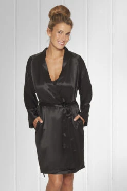 SILKE MORGENKÅPE KIMONO - SVART