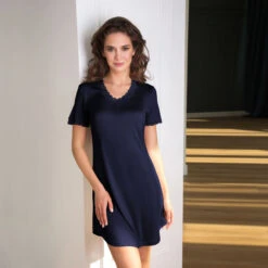 SILKE NATTKJOLE KORT ARM MED BLONDER - BLÅ