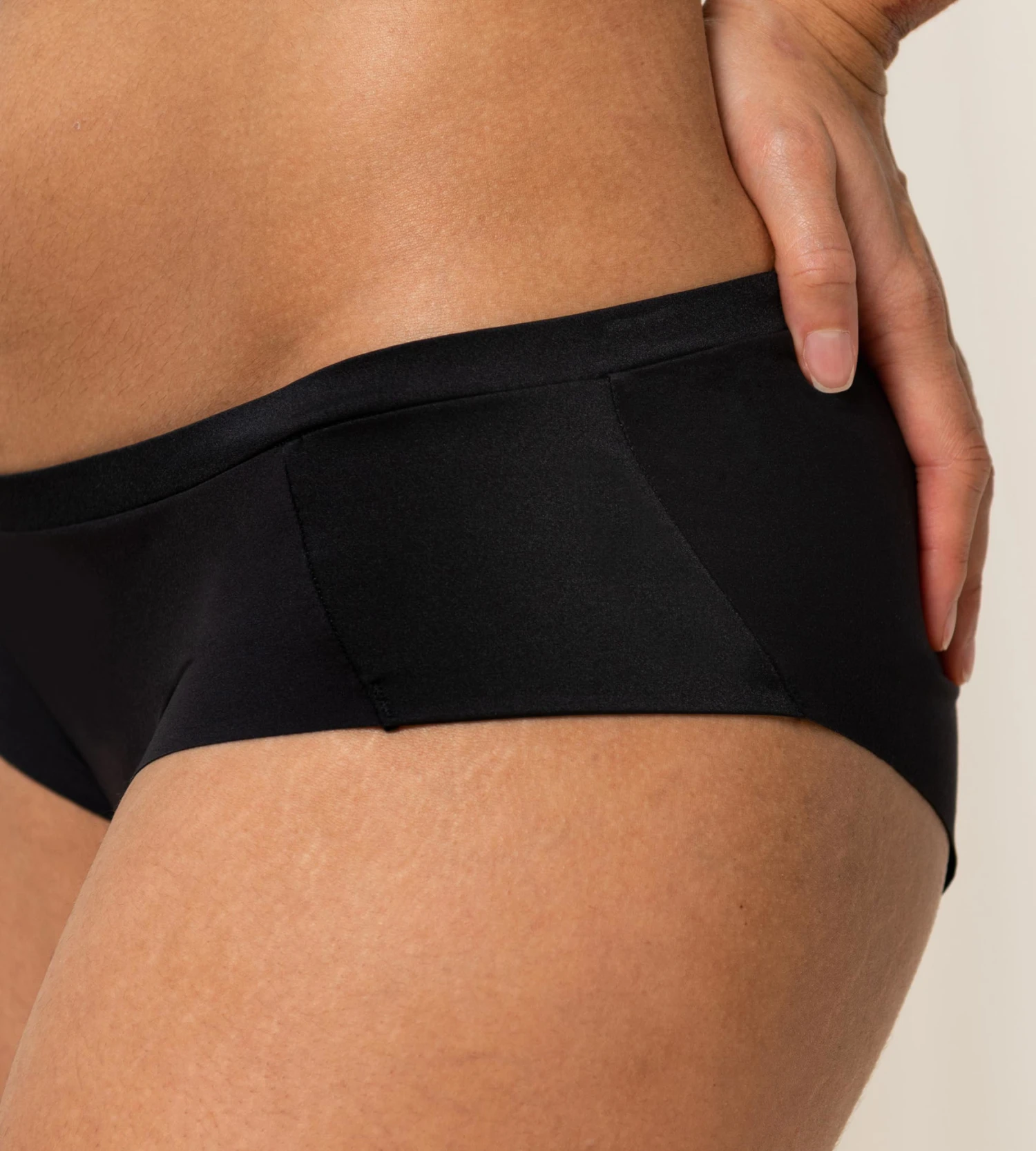 Triumph BODY MAKE-UP SOFT TOUCH HIPSTER TRUSE - SVART 5 Triumph BODY MAKE-UP SOFT TOUCH HIPSTER TRUSE - SVART - Bilde 3