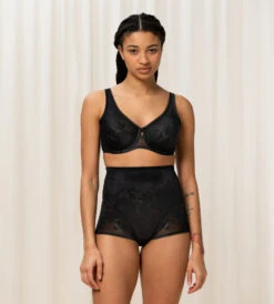 Triumph WILD ROSE SANSATION HIGHWAIST PANTY - SVART 8 Triumph WILD ROSE SANSATION HIGHWAIST PANTY - SVART -Undertoy Salgsbutikk 3943175 wild rose sansation highwaist panty svart