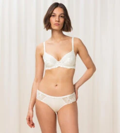 Triumph SEXY ANGEL SPOTLIGHT PUSH UP BH - OFF WHITE -Undertoy Salgsbutikk 3944880 sexy angel spotlight bh push up bh off white
