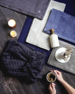 Vossen COCO MORGENKÅPE MED LOMMER - SVART -Undertoy Salgsbutikk 4200382 coco morgenkape med lommer svart