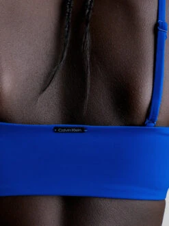 Calvin Klein BANDEAU BIKINI OVERDEL CORE ARCHIVE - BLÅ -Undertoy Salgsbutikk 5311072 calvin klein bandeau bikini top core archive ultra blue