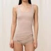 Triumph TRENDY SENSATION SINGLET MED BRED STROPP - BEIGE 1 Triumph TRENDY SENSATION SINGLET MED BRED STROPP - BEIGE -Undertoy Salgsbutikk 5841900 trendy sensation singlet med bred stropp beige