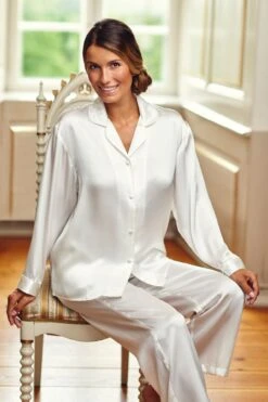 TO DELT SILKE PYSJAMAS - HVIT